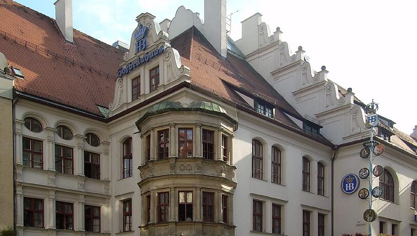 Im Hofbräuhaus am Platzl wird das Tanzbein geschwungen (Archivbild). Im Hofbräuhaus am Platzl wird das Tanzbein geschwungen (Archivbild).