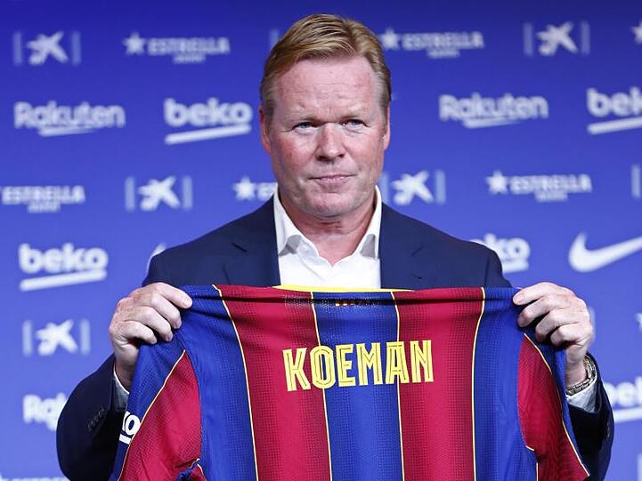 Ronald Koeman zeigt bei seiner offiziellen Vorstellung als Trainer des FC Barcelona ein Fussballtrikot mit seinem Namen darauf.
