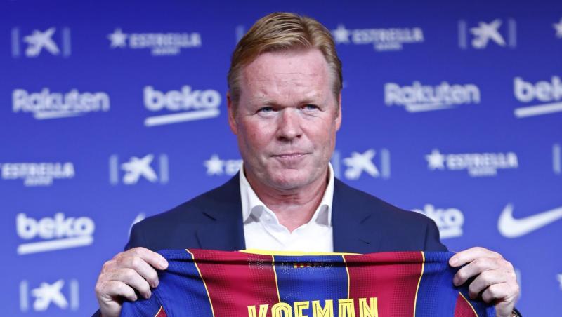 Ronald Koeman zeigt bei seiner offiziellen Vorstellung als Trainer des FC Barcelona ein Fussballtrikot mit seinem Namen darauf. Ronald Koeman zeigt bei seiner offiziellen Vorstellung als Trainer des FC Barcelona ein Fussballtrikot mit seinem Namen darauf.