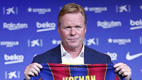 Ronald Koeman zeigt bei seiner offiziellen Vorstellung als Trainer des FC Barcelona ein Fussballtrikot mit seinem Namen darauf.