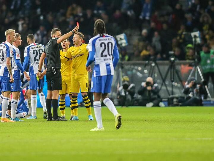 Dortmunds Mats Hummels wurde bereits in der ersten Halbzeit mit gelb-rot vom Platz gestellt.