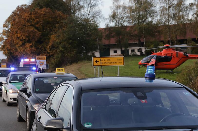 Wegen eines medizinischen Notfalls musste der Fahrer seinen mit rund 30 Kindern besetzten Schulbus anhalten - im Gegenverkehr kam es daher zu einem Auffahrunfall.