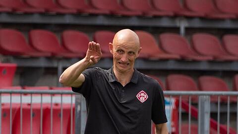 Ralf Santelli gestikuliert am Spielfeldrand.
