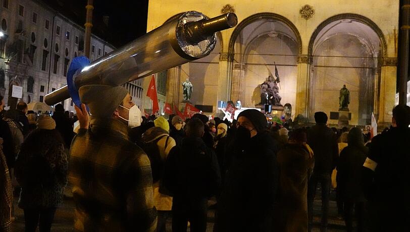 Eine "Impfspritze" beim erlaubten Gegenprotest am Odeonsplatz. Hier kamen etwa 400 Personen zusammen. Eine "Impfspritze" beim erlaubten Gegenprotest am Odeonsplatz. Hier kamen etwa 400 Personen zusammen.