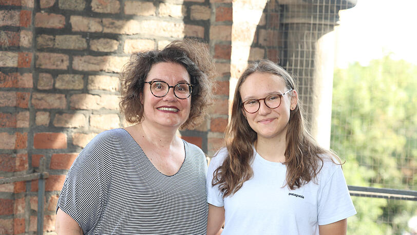 Kirstin Bauer mit ihrer Tochter Klara, die gerne mithilft.