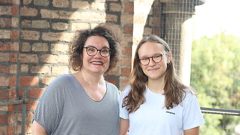 Kirstin Bauer mit ihrer Tochter Klara, die gerne mithilft.