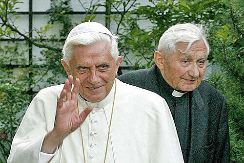 Papst Benedikt und sein älterer Bruder Georg: Er war Chorleiter der Regensburger Domspatzen.
