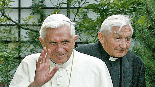 Papst Benedikt und sein älterer Bruder Georg: Er war Chorleiter der Regensburger Domspatzen. Papst Benedikt und sein älterer Bruder Georg: Er war Chorleiter der Regensburger Domspatzen.