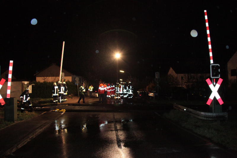 In Landkreis Altötting ist in der Nacht zum Donnerstag ein Unbekannter mit seinem Rad auf einem Bahnübergang vom Zug erfasst worden - die Person starb. Bilder vom Geschehen.