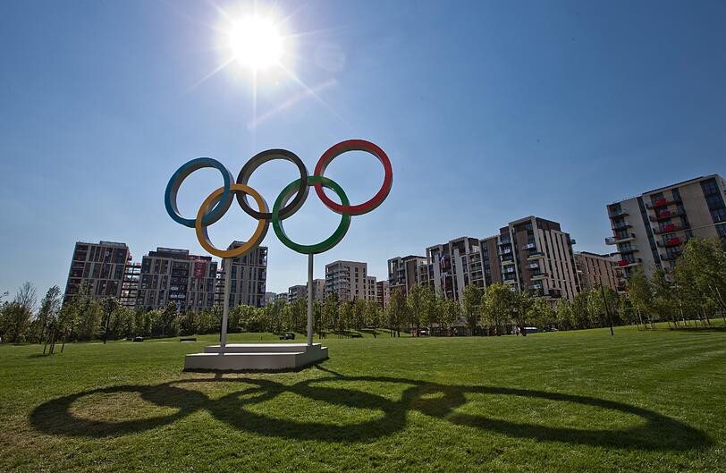 Diese Olympischen Ringe zieren den Rasen vor dem Olympischen Dorf in London.