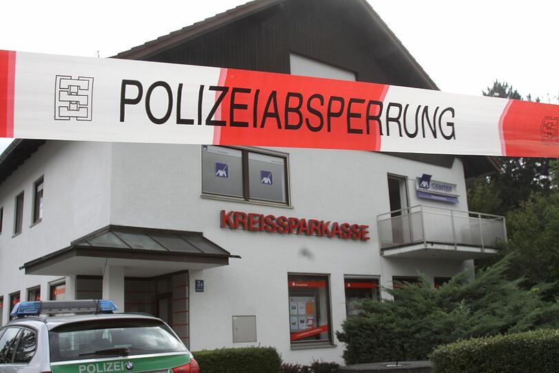 Die Kreissparkasse in Martinsried. Um 10. 24 Uhr betrat am Donnerstagvormittag ein bewaffneter Räuber die Filiale in der Lochhamer Straße. Er entkam mit mehreren 1000 Euro Beute.