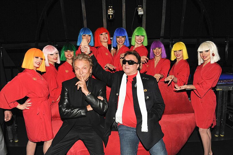 Crazy mittendrin: die Las-Vegas-Superstars Siegfried und Roy hinter der Bühne bei den &bdquo;Crazy Horse&ldquo;-Girls in München.