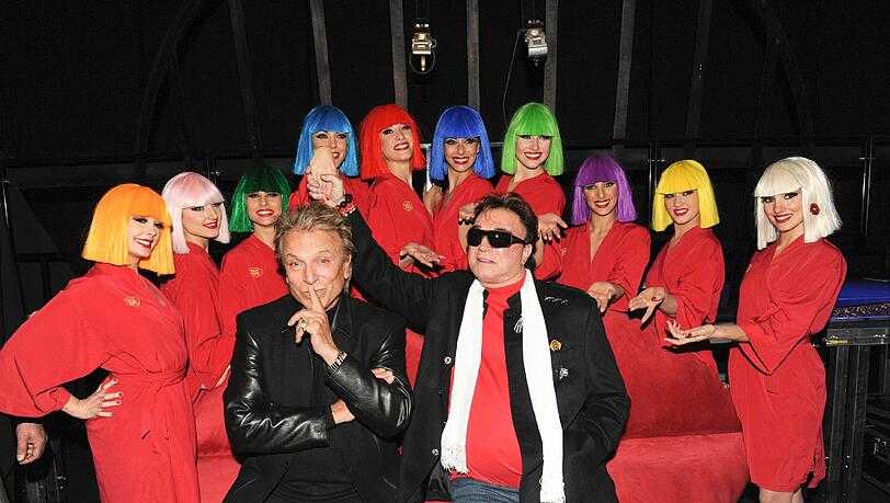 Crazy mittendrin: die Las-Vegas-Superstars Siegfried und Roy hinter der Bühne bei den „Crazy Horse“-Girls in München. Crazy mittendrin: die Las-Vegas-Superstars Siegfried und Roy hinter der Bühne bei den „Crazy Horse“-Girls in München.