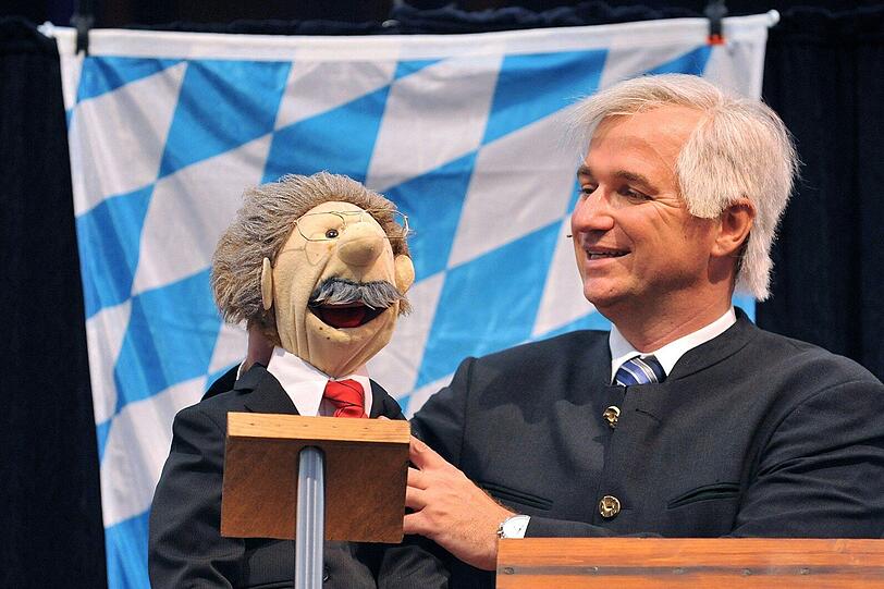 Wolfgang Krebs in seiner Paraderolle: Als Seehofer mit Ude-Puppe.