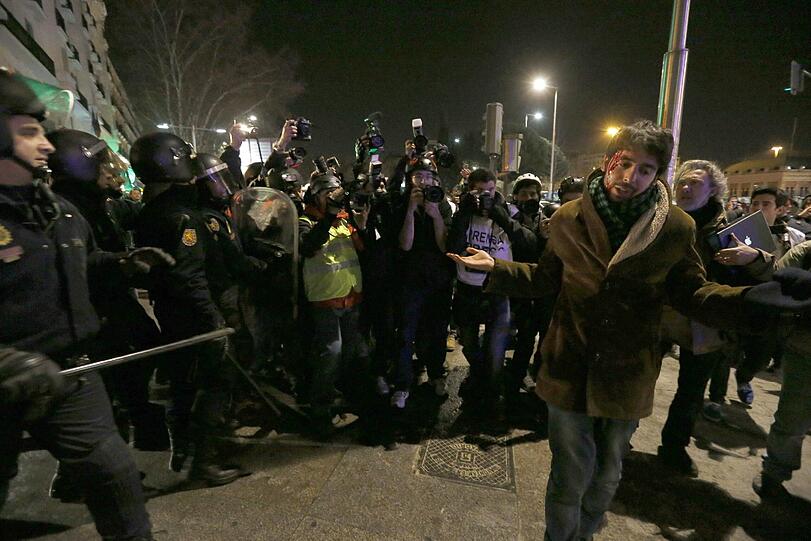 Tausende demonstrierten in Madrid gegen die Regierung von Ministerpräsident Rajoy. Bei Ausschreitungen nach einer Großkundgebung gab es Verletzte.