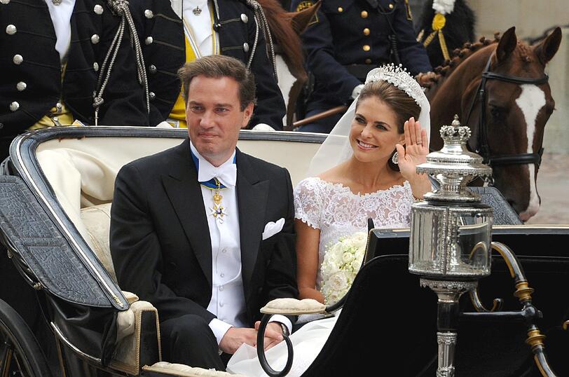 Im Spitzenkleid hat die schwedische Prinzessin ihren Bräutigam, den New Yorker Banker Chris O'Neill, in Stockholm geheiratet. Und war schöner denn je. Die Bilder