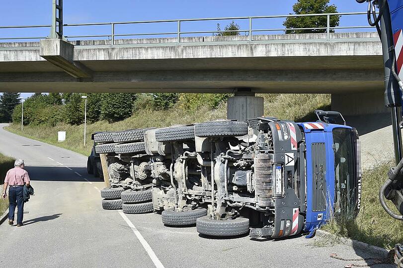 Der Kieslaster blieb an der Brücke hängen. Der Fahrer hatte vergessen, die Laderampe wieder einzufahren.