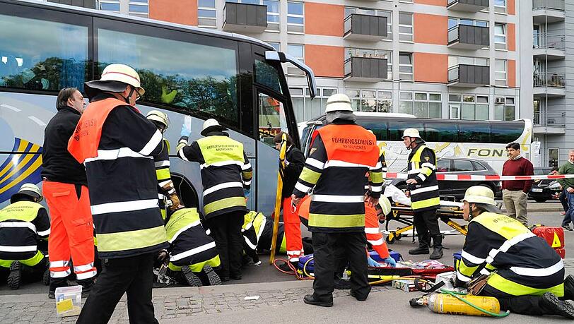 Mit einem Hebekissen konnte die Feuerwehr die Radfahrerin bergen. Mit einem Hebekissen konnte die Feuerwehr die Radfahrerin bergen.