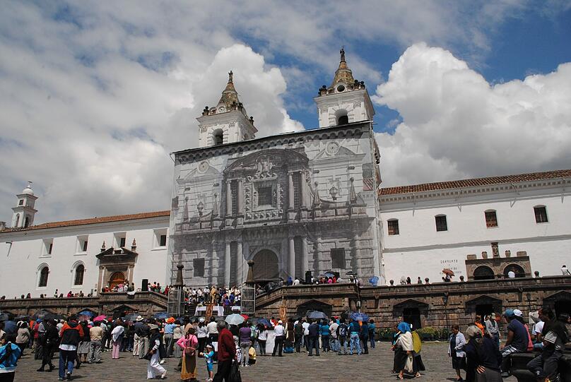 Die ab 1536 gebaute Kirche des Heiligen Franziskus beherrscht auch den gleichnamigen Platz, der als das &bdquo;Herz von Quito&ldquo; gilt.