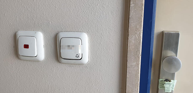 Die Polizei hat die Wohnungstür versiegelt.
