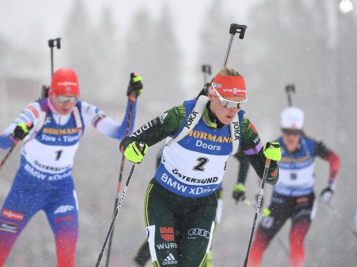 Denise Herrmann (M) beim Massenstartrennen in Östersund in Aktion.