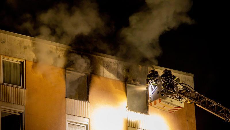 Feuerwehrleute sind mit einer Drehleiter im Einsatz. Feuerwehrleute sind mit einer Drehleiter im Einsatz.