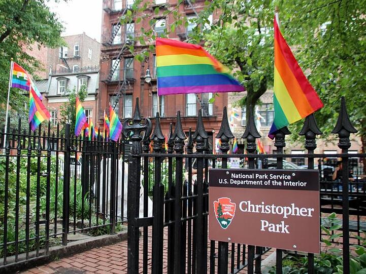 Der Christopher Park gegenüber dem "Stonewall Inn" ist mit Regenbogenfahnen geschmückt.