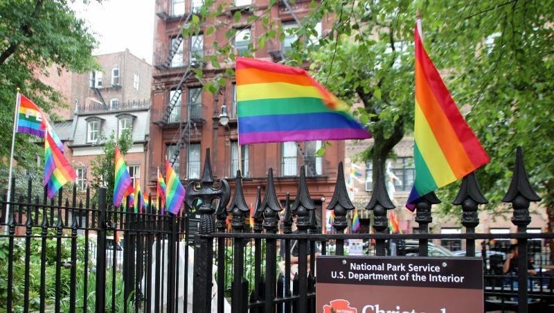 Der Christopher Park gegenüber dem "Stonewall Inn" ist mit Regenbogenfahnen geschmückt. Der Christopher Park gegenüber dem "Stonewall Inn" ist mit Regenbogenfahnen geschmückt.
