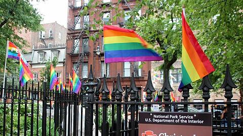 Der Christopher Park gegenüber dem "Stonewall Inn" ist mit Regenbogenfahnen geschmückt.