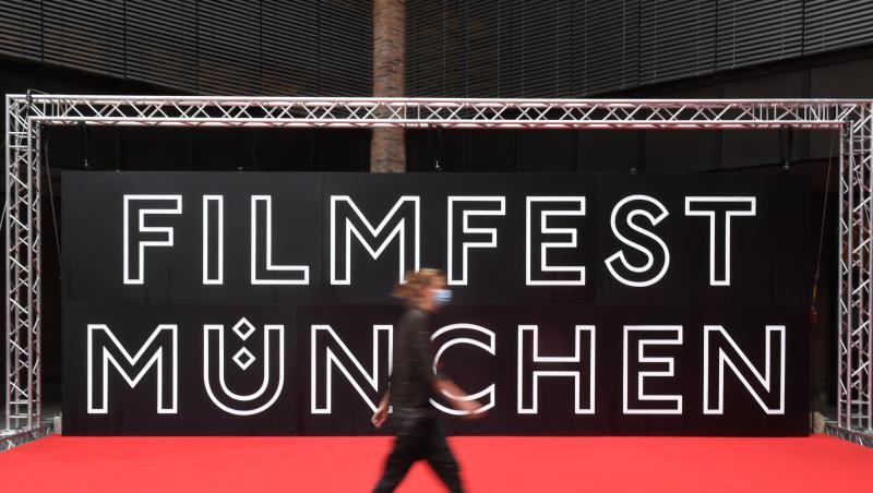 Eine Besucherin geht beim Internationalen Filmfest München im Festivalzentrum Gasteig am Roten Teppich vorbei.