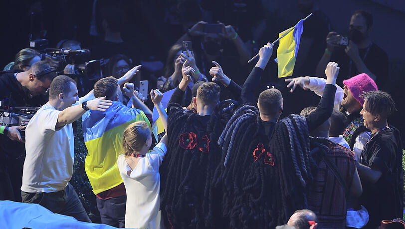 Das Kalush Orchestra aus der Ukraine jubelt über den Gewinn des Eurovision Song Contest (ESC).