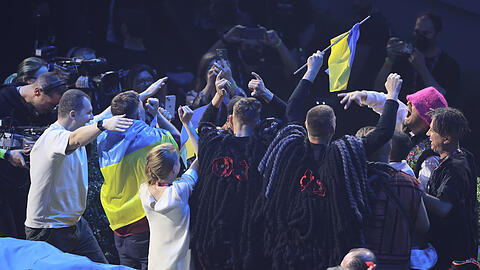 Das Kalush Orchestra aus der Ukraine jubelt über den Gewinn des Eurovision Song Contest (ESC).