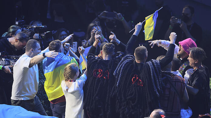 Das Kalush Orchestra aus der Ukraine jubelt über den Gewinn des Eurovision Song Contest (ESC).
