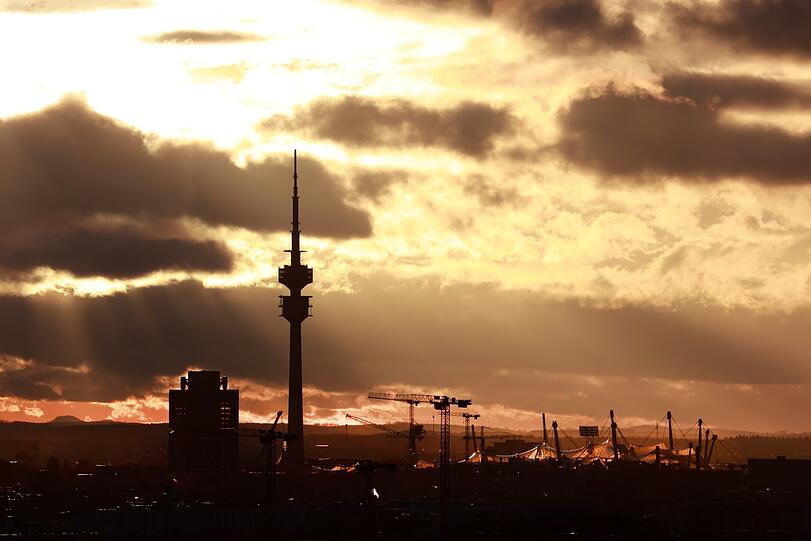 Der Blick auf den Olympiaturm, das BMW-Hochhaus und viele Kräne.
