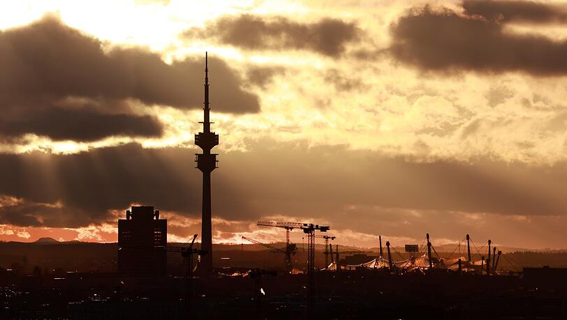 Der Blick auf den Olympiaturm, das BMW-Hochhaus und viele Kräne. Der Blick auf den Olympiaturm, das BMW-Hochhaus und viele Kräne.