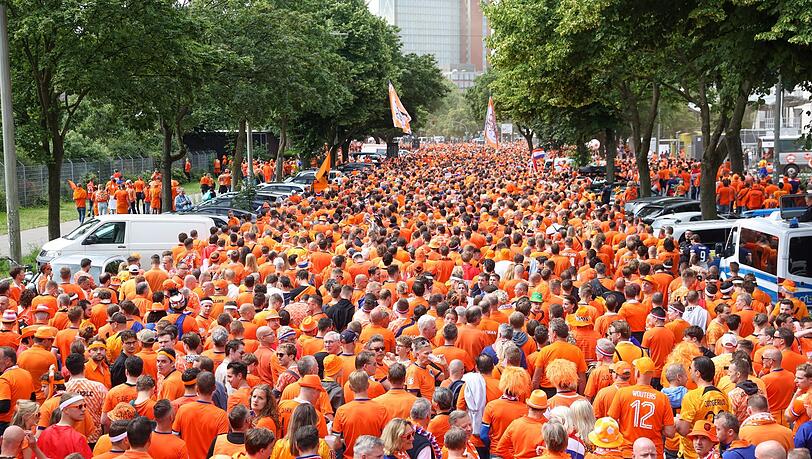 Am Dienstag könnte sich auch München zum Oranje-Hotspot verwandeln, denn die Niederländer riefen bereits vor dem Spiel zum Fanmarsch  wie hier in Hamburg auf.