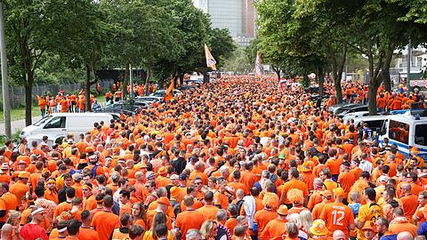 Am Dienstag könnte sich auch München zum Oranje-Hotspot verwandeln, denn die Niederländer riefen bereits vor dem Spiel zum Fanmarsch  wie hier in Hamburg auf.