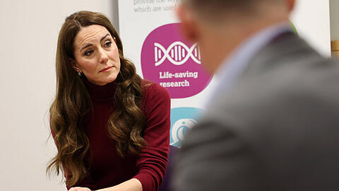 Prinzessin Kate besuchte das Krankenhaus, in dem sie selbst gegen Krebs behandelt wurde. Dabei kam es zu emotionalen Momenten.