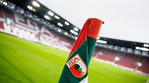 Der FC Augsburg holt einen Nachwuchsprofi von RB Leipzig. (Archivbild)