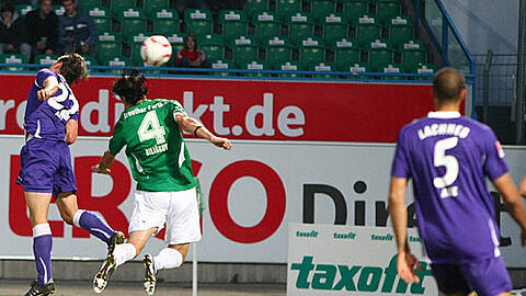 Lange hat&rsquo;s gedauert, aber nun haben die Fürther den ersten Gegentreffer per Kopf kassiert: Marc Hensel (l.) trifft zum 0:1.