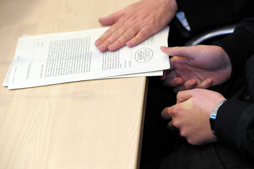 Der wegen Totschlags angeklagte Jerry J. steht in Coburg vor Gericht. Dem Angeklagten wird vorgeworfen, im April 2011 dem 16 Jahre alten Mädchen mit Messerstichen und Hammerschlägen tödliche Verletzungen zugefügt zu haben. Die Bilder.
