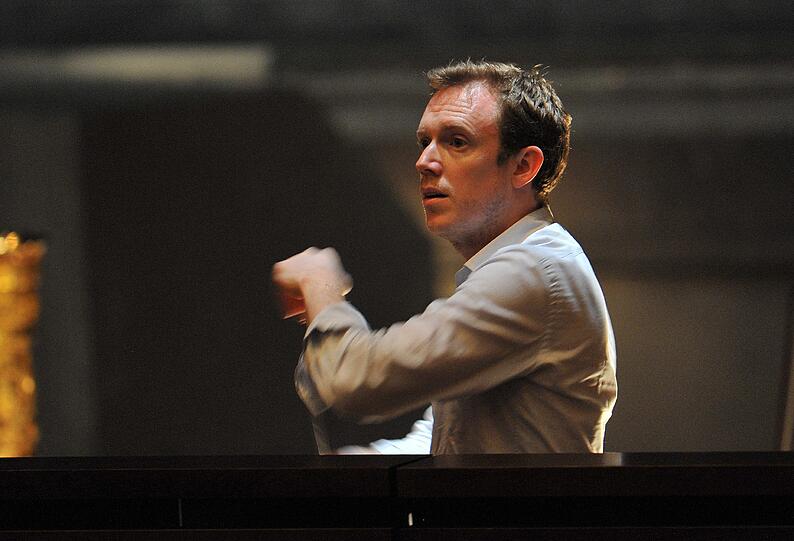 Daniel Harding dirigiert die Aufführung.