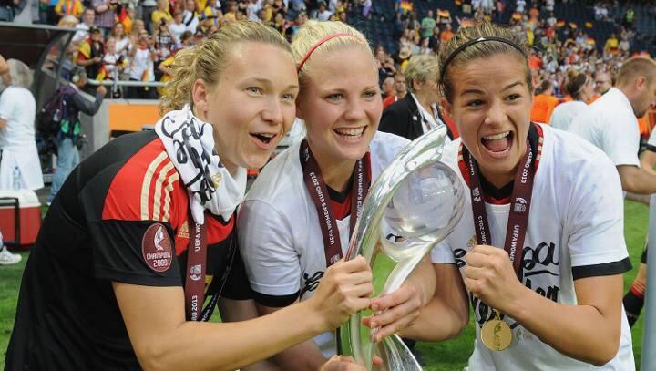 Josephine Henning, Leonie Maier and Lena Lotzen (v.l.n.r.) jubeln mit dem EM-Pokal. Leonie und Lena spielen ab kommender Saison gemeinsam beim FC Bayern München. Josephine Henning, Leonie Maier and Lena Lotzen (v.l.n.r.) jubeln mit dem EM-Pokal. Leonie und Lena spielen ab kommender Saison gemeinsam beim FC Bayern München.