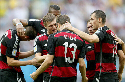 Das DFB-Team feiert Siegtorschütze Thomas Müller nach seinem Treffer zum 1:0 gegen die USA.