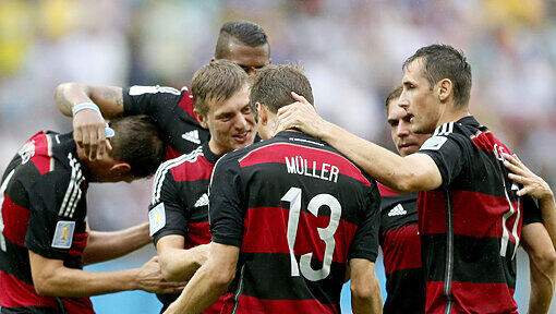 Das DFB-Team feiert Siegtorschütze Thomas Müller nach seinem Treffer zum 1:0 gegen die USA. Das DFB-Team feiert Siegtorschütze Thomas Müller nach seinem Treffer zum 1:0 gegen die USA.