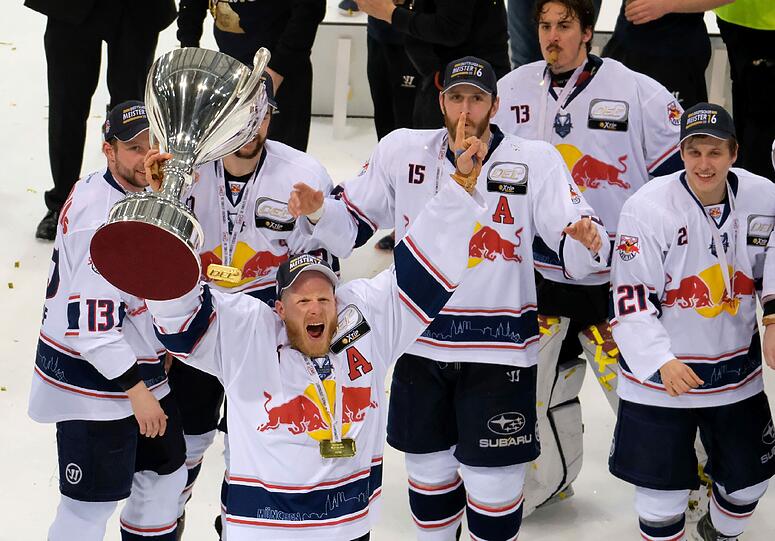 Schlussjubel Toni Soederholm #26 mit Pokal.