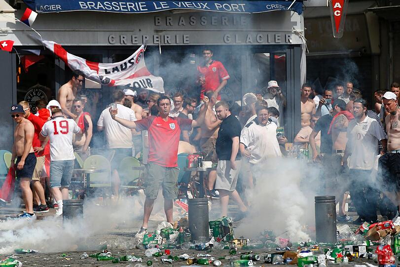 In Marseille kam es zu schweren Krawallen in der Innenstadt. Böller und Glasflaschen flogen.