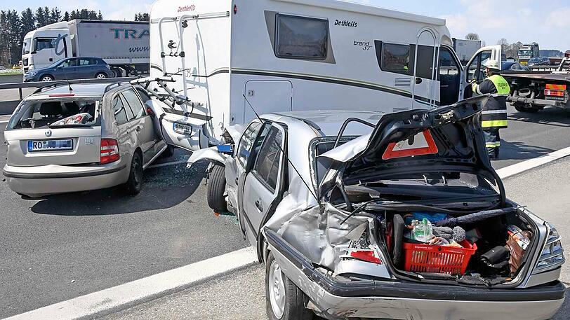 An einem Stauende kollidierten zwei Pkw und ein Wohnmobil.
