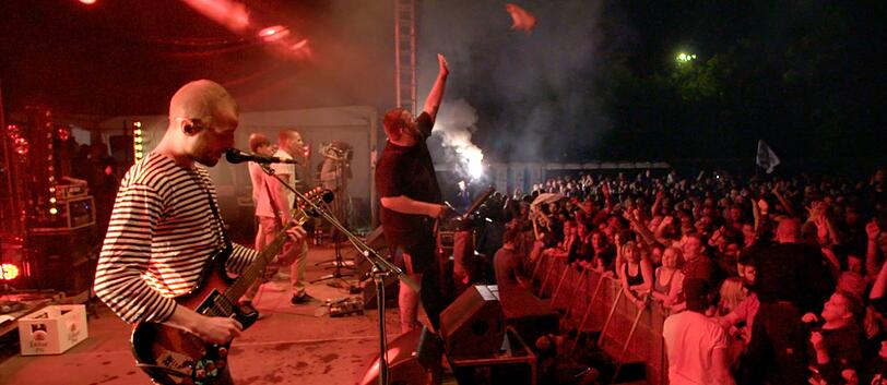 Feine Sahne Fischfilet heißt die Band von Jan Monchi Grokow (Mitte), der in der Provinz dem rechten Gedankengut von Links her kräftig einheizt.
