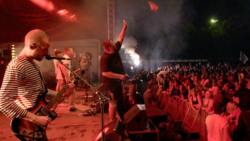 Feine Sahne Fischfilet heißt die Band von Jan Monchi Grokow (Mitte), der in der Provinz dem rechten Gedankengut von Links her kräftig einheizt. Feine Sahne Fischfilet heißt die Band von Jan Monchi Grokow (Mitte), der in der Provinz dem rechten Gedankengut von Links her kräftig einheizt.